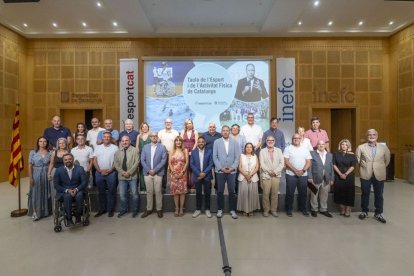 El conseller Berni Alvarez, amb la resta de membres de la Taula. - GENERALITAT DE CATALUNYA