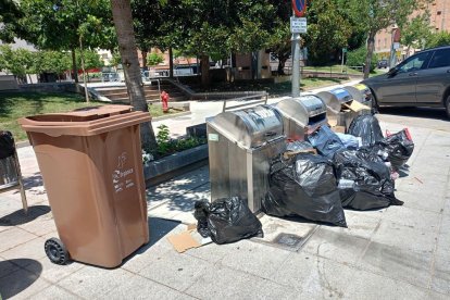 Multes de fins a 1.500 €- L’Ordenança de Convivència preveu multes de 750 a 1.500 € per tirar a la via pública escombraries “que dificultin el trànsit o generin riscos d’insalubritat” i fer-ho en barrancs i camins. “Caldria dedicar-hi una patrulla de la Policia Local, però és inviable”, va assenyalar l’alcaldessa, Patricia Rivera, que va fer una crida a usar correctament els contenidors. - E.B.D.