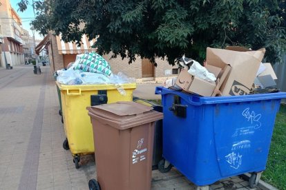Multes de fins a 1.500 €- L’Ordenança de Convivència preveu multes de 750 a 1.500 € per tirar a la via pública escombraries “que dificultin el trànsit o generin riscos d’insalubritat” i fer-ho en barrancs i camins. “Caldria dedicar-hi una patrulla de la Policia Local, però és inviable”, va assenyalar l’alcaldessa, Patricia Rivera, que va fer una crida a usar correctament els contenidors. - E.B.D.