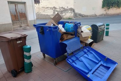 Multes de fins a 1.500 €- L’Ordenança de Convivència preveu multes de 750 a 1.500 € per tirar a la via pública escombraries “que dificultin el trànsit o generin riscos d’insalubritat” i fer-ho en barrancs i camins. “Caldria dedicar-hi una patrulla de la Policia Local, però és inviable”, va assenyalar l’alcaldessa, Patricia Rivera, que va fer una crida a usar correctament els contenidors. - E.B.D.
