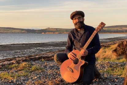 El cantant, compositor i músic lleidatà Joan Baró, en una imatge l’any passat a la costa escocesa. - JOAN BARÓ