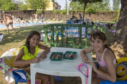 Dos nenes dibuixant a la bibliopiscina d’Agramunt, que va estrenar temporada ahir. - LAIA PEDRÓS