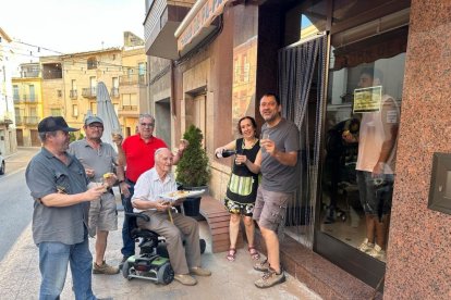 Últim dia a Casa Mariana- La fleca Casa Mariana de Cervià va tancar ahir les portes després de més de 100 anys de trajectòria. Ho va celebrar amb els seus clients amb cava i coca. Han treballat al forn quatre generacions de la família Gili. - L.G.