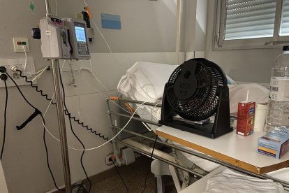 Ventilador en una habitació de la tercera planta de l’hospital Arnau diumenge passat. - AMADO FORROLLA