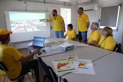 Membres de l’ADF mostren les imatges d’una de les càmeres de vigilància instal·lada al campanar d’Almatret. - MAGDALENA ALTISENT