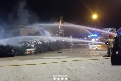 Els Bombers, treballant aquesta matinada en l'incendi en una planta de reciclatge de Lleida.