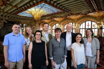 Xavier Puig (centre de la foto), envoltat pels alts càrrecs i altres representants de l’Orfeó Català. - EUROPA PRESS