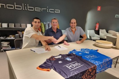 Xavi Bosch, Enric Duch i Edu Amat van segellar l’acord per a les dos pròximes temporades. - HOQUEI CÀTEDRA