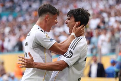 Gonzalo García celebra el seu gol amb Arda Güler. - EUROPA PRESS
