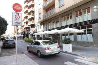 Un vehicle entrant a la ZBE a través del carrer Sant Martí ahir al matí. - MAGDALENA ALTISENT