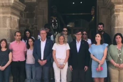 Un moment del minut de silencia a la plaça de l'Església d'Agramunt.