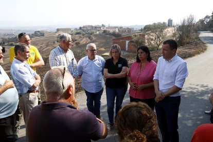 El conseller de Agricultura, Òscar Ordeig, reunido con afectados y representantes de organizaciones agrarias cerca del pueblo de Guardiola, en Vilanova de l'Aguda.