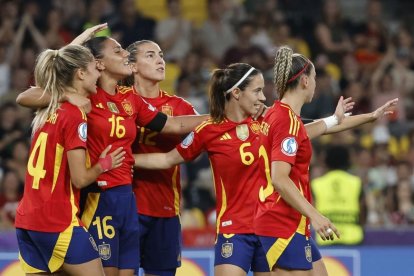 Jugadores d’Espanya, amb Aitana Bonmatí al centre, celebren el cinquè gol davant de Portugal. - EFE