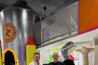 Responsables de les dos parts després de firmar l’acord.