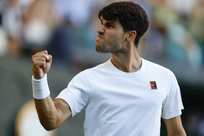 Carlos Alcaraz fa un gest de ràbia durant el partit d’ahir a Wimbledon. - EFE