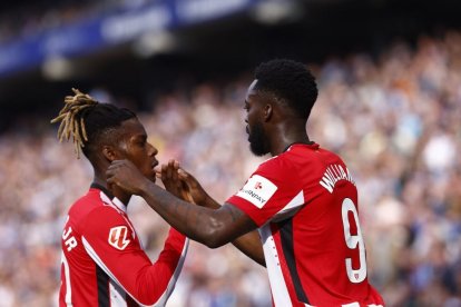 Nico Williams, amb el seu germà Iñaki, en una acció d’un partit de l’Athletic. - EFE