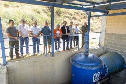 Moment de la visita ahir a l’estació de bombatge de Pinyana. - JORDI ECHEVARRIA