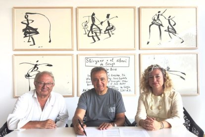 L’artista Jordi Jové va firmar la donació entre Paco Cerdà i Pilar Bosch. - PAERIA