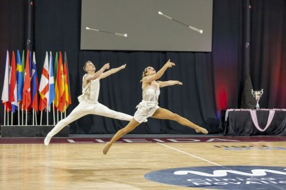 Una de les parelles que van participar ahir a l’Europeu que se celebra al Barris Nord de Lleida. - JORDI ECHEVARRIA