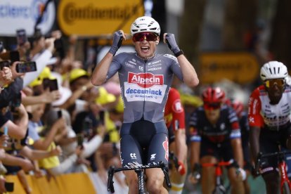 Philipsen es va imposar a l’esprint i és el primer líder del Tour 2025. - EFE