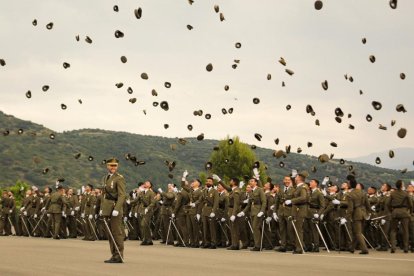 Els nous sergents tiren les gorres a l’aire al finalitzar la cerimònia. - EXÈRCIT DE TERRA