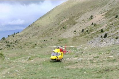 Imatge del rescat d’un excursionista ferit a Lladorre. - BOMBERS