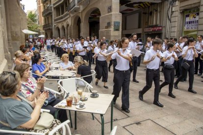 L’Orchestra Fiati Giovanni XXIII Pianezza d’Itàlia, a l’arribar a la plaça Paeria. - JORDI ECHEVARRIA