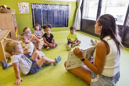 A l’escola bressol de l’Albarés de Lleida fan part de les activitats de l’Estiu de Petits. - JOAN GÓMEZ