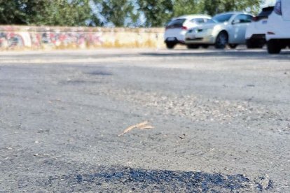 Primer pla de l’asfalt enquitranat d’un aparcament de Lleida a mitjans d’aquesta setmana. - JOAN TEIXIDÓ