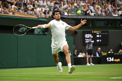 Alcaraz torna una bola durant el partit d’ahir. - EFE/DANIEL HAMBURY