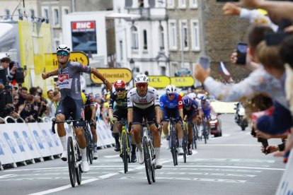 Van del Poel, en el moment de travessar la meta com a guanyador. - EFE/EPA/MARTIN DIVISEK