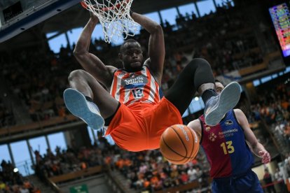 Atoumane Diagne, picant el cèrcol en un partit de la temporada passada contra el Barça.; Array - ACB PHOTO