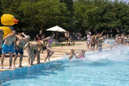 Més de mig centenar persones van participar ahir en l’acte central de la campanya a les piscines municipals de Tàrrega. - JORDI ECHEVARRIA