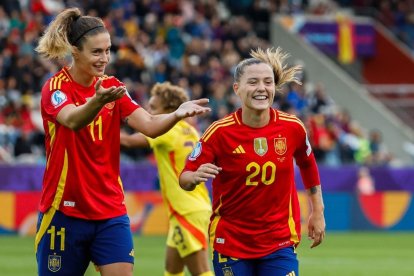 Claudia Pina, a la dreta, festeja la consecució d’un golàs que significava el 5-2. - EFE