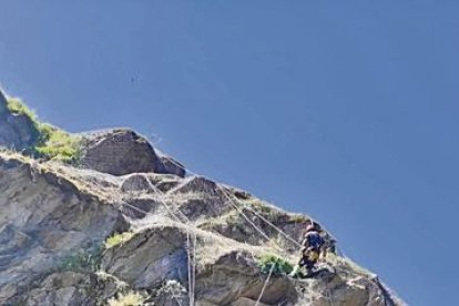 Els operaris estan instal·lant malles de protecció. - AJUNTAMENT BELLVER DE CERDANYA
