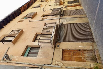 L’edifici està situat al carrer Canonges. - A.L.S.U.