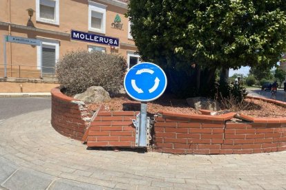 La glorieta de davant l’estació de tren, trencada des de fa mesos, serà reparada aviat. - SEGRE