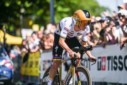 El belga Remco Evenepoel durant la contrarellotge d’ahir a Caen. - EUROPA PRESS