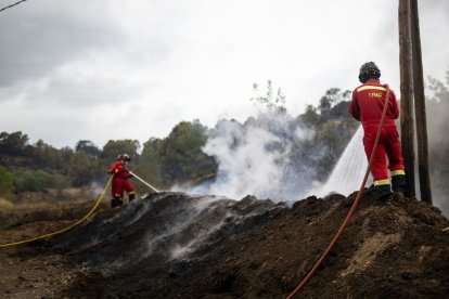Efectius de l’UME treballen per extingir el foc a Xerta. - LORENA SOPENA / EUROPA PRESS
