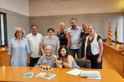 Vallverdú, amb un pastís d’aniversari, en l’entrega de l’original a l’editorial Salòria a Balaguer. - IEI
