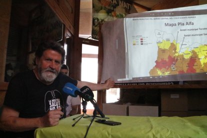 El secretari general d'Ipcena, Joan Vázquez, amb el mapa del Pla Alfa.