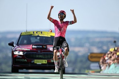 Ben Healy es va imposar en la sisena etapa amb final a Vire Normandie. - EFE