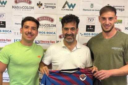 Dani Vargas i Sergi Castelló al costat d’un directiu del club. - F. GASULL