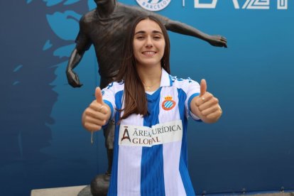 La lleidatana Ona Baradad posa amb la samarreta del seu nou equip, l’Espanyol. - RCD ESPANYOL