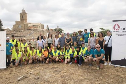 Joves de tot l’Estat i de Cervera han efectuat tasques de neteja al castell. - C.MARSIÑACH