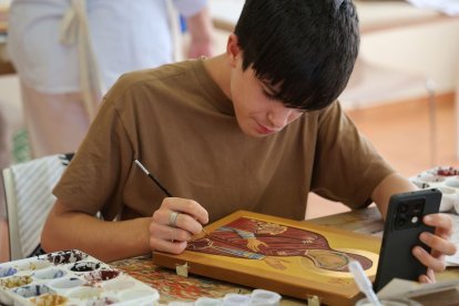 Alumnes de 14 a 70 anys- El taller d’iconografia compta amb alumnes de totes les edats, de 14 a 70 anys, que treballen sobre taules de til·ler seguint el mètode artístic més tradicional. En la jornada inaugural, dissabte passat, van rebre la visita del nou bisbe d’Urgell, Josep Lluís Serrano. - AMADO FORROLLA