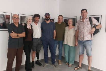 L’impulsor del FotArtC, Jesús Molina (esquerra), el cap de setmana passat amb alguns dels fotògrafs participants en la fira. - FOTARTC