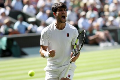 Carlos Alcaraz celebra un dels punts davant de Taylor Fritz. - EFE