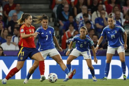 Alèxia intenta avançar amb la pilota controlada entre jugadores italianes. - EFE/ ANA ESCOBAR