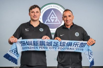 Pep Muñoz, a la dreta, durant la presentació amb el Shenzhen. - SHENZHENG PENG CITY
